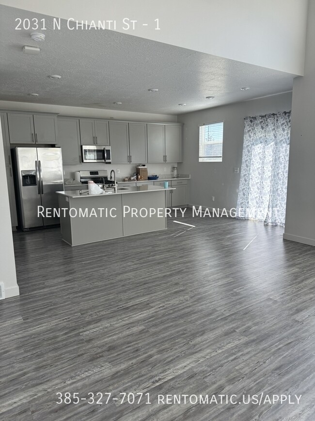 Building Photo - 2031 N Chianti St