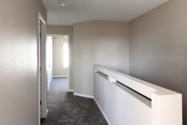 Building Photo - Stunning Luxury Townhome 1-block from Lega...