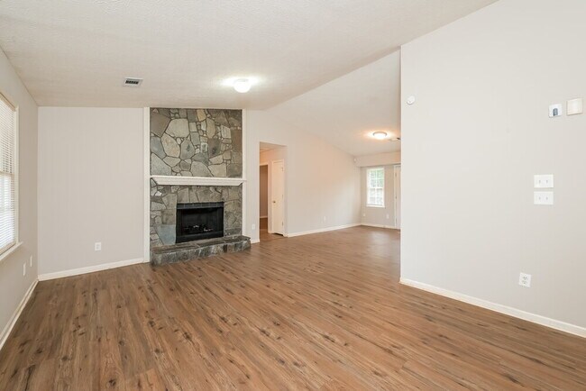 Building Photo - 411 Cindy Dr SE