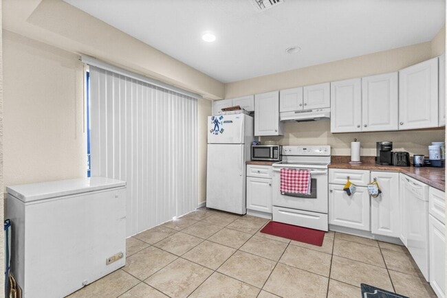 Building Photo - 608 Lakeview Dr E