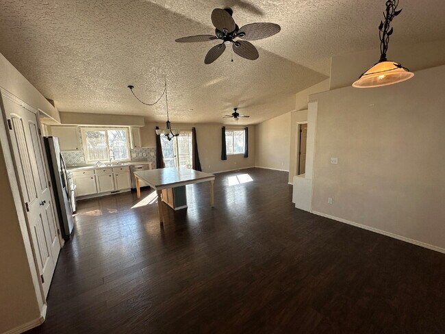 Foto del edificio - 1328 Goldenrod Pl