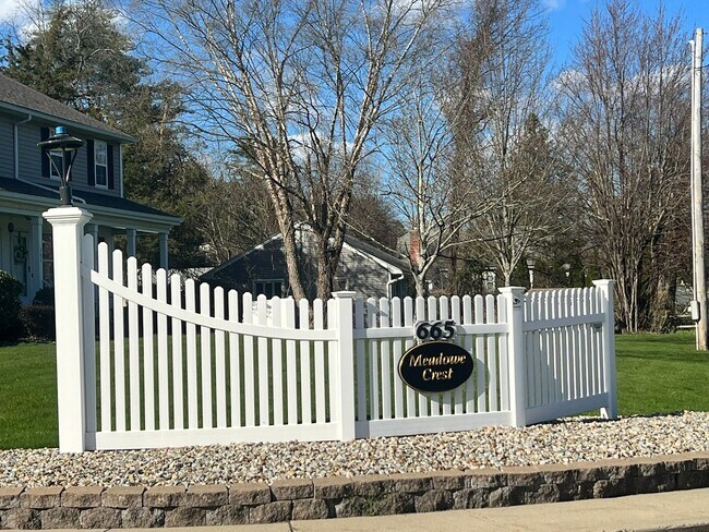 Foto del edificio - Beautiful Two Bedroom, Two Bath Condo in Ludlow. Available Now!