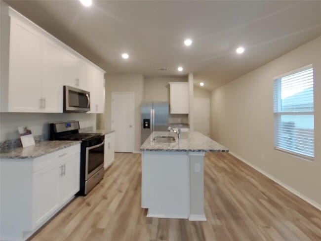 Building Photo - 5217 Saddle Clb Dr