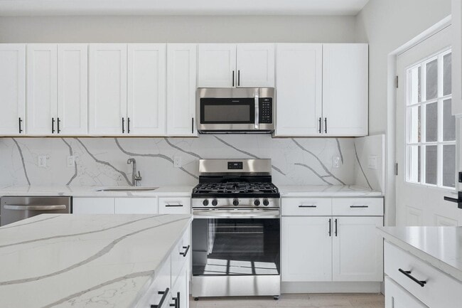 Building Photo - 1205 Hillside Pl