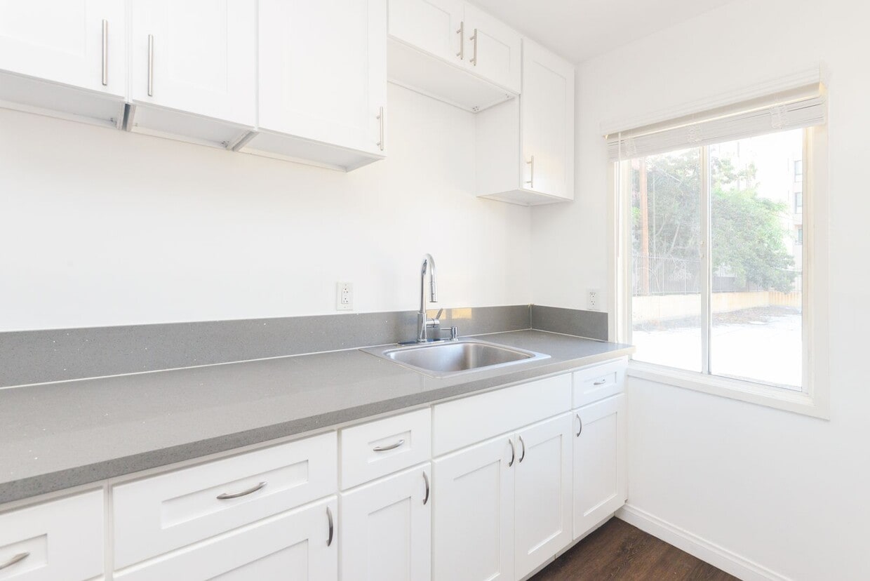 527 W Hyde Park Blvd Unit 2, Inglewood, CA 90302 Room for Rent in