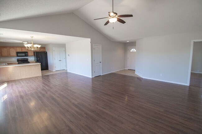 Foto del edificio - NW 3 bedroom w/ fenced yard