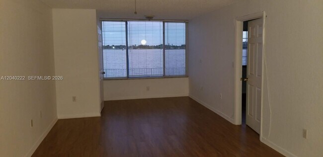 Foto del edificio - 2811 N Oakland Forest Dr