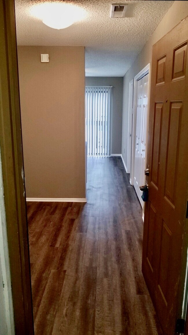 Building Photo - 121 N Crest Dr