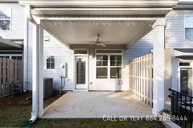 Foto del edificio - Like-New Townhome with a Fence & Garage!