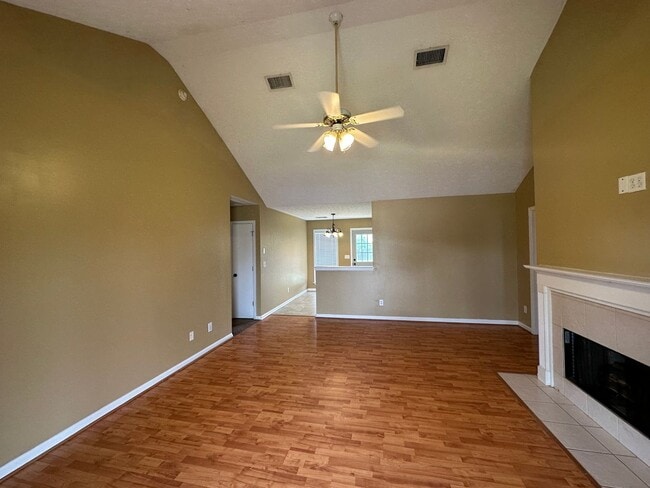 Building Photo - Three bedroom two bath with an enormous ba...