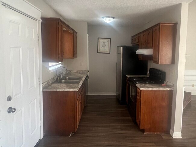 Foto del edificio - 2550 Reese Lake Cir