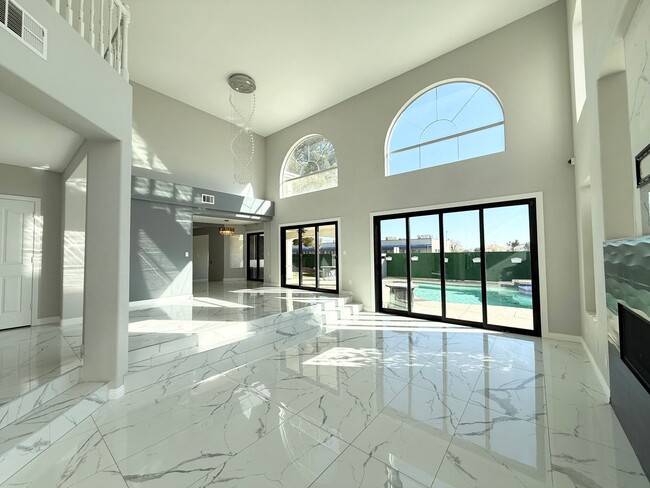 Foto del edificio - 5/BD 3/BA Modern Luxury Living with Pool, ...