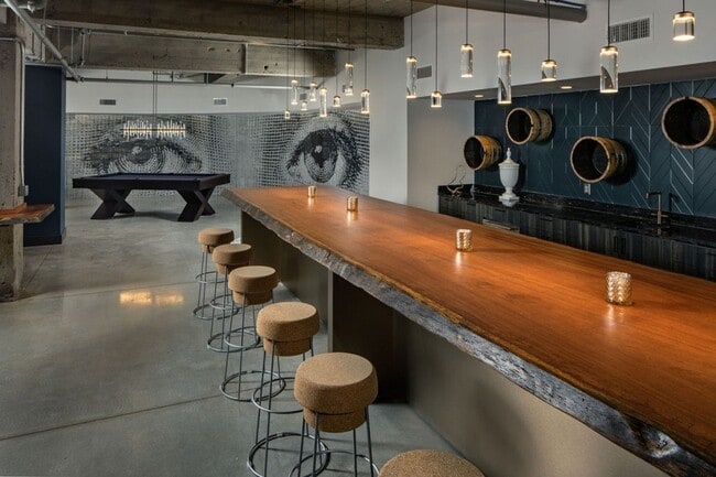 Salón para residentes inspirado en bares clandestinos - Bexley Stockyards
