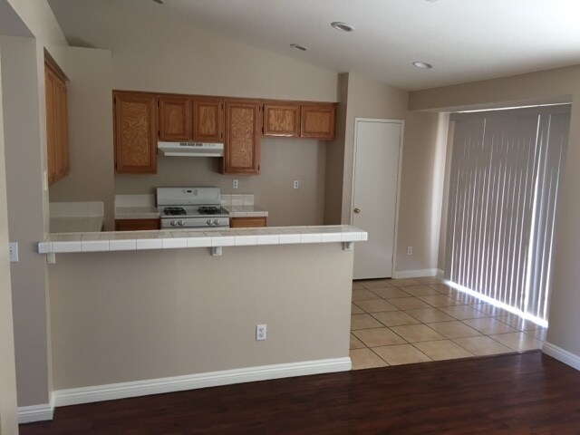 Foto del edificio - COMMUTER FRIENDLY 4 BEDROOM VICTORVILLE HO...