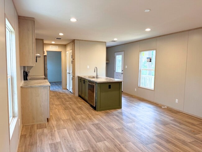 Building Photo - 82 Edinburgh Dr SW