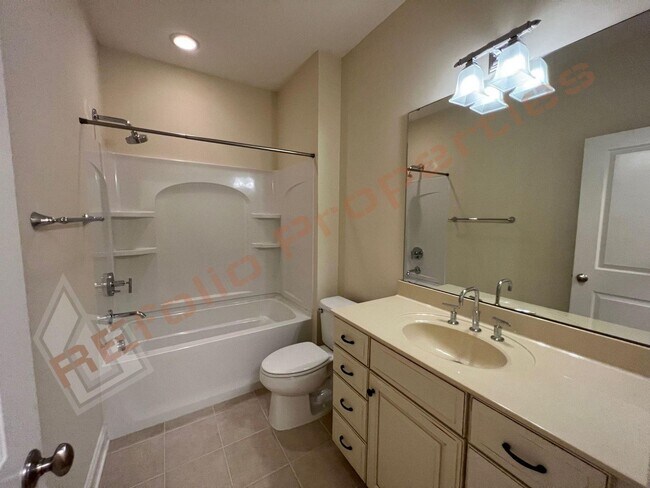 Foto del edificio - Elegant 3 Story 3 Bedroom Formal Model Tow...