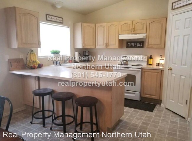 Foto del edificio - 4 br, 3 bath House - 584 N. 1360 W.