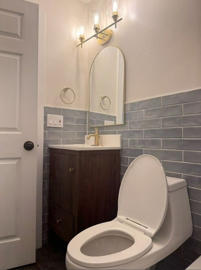 Foto del edificio - 804-806 N Fairlawn Cir