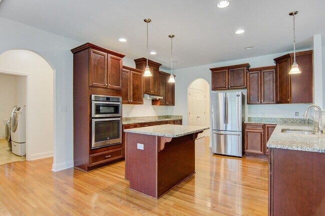 Foto del edificio - Charming 4 Bed, 3.5 Bath Modern Farmhouse on Expansive Land – Prime Location!