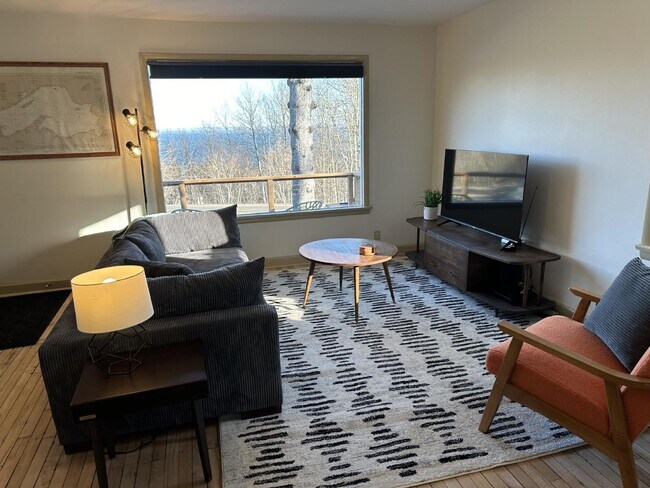 Foto del edificio - Experience life on Duluth's legendary Skyline Parkway with breathtaking views of Lake Superior an...