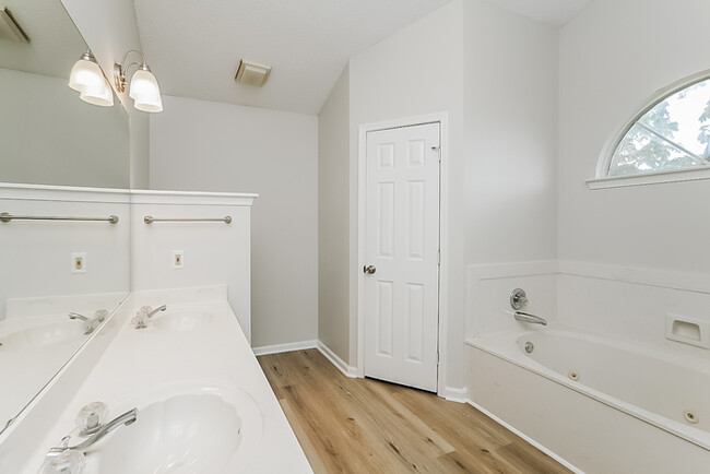 Building Photo - Beautiful 3 Bedroom in Great Location in L...