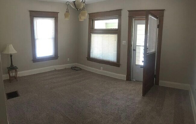 Foto del edificio - 5251 Warren Ave