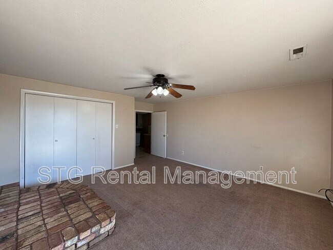 Foto del edificio - 325 N Main St