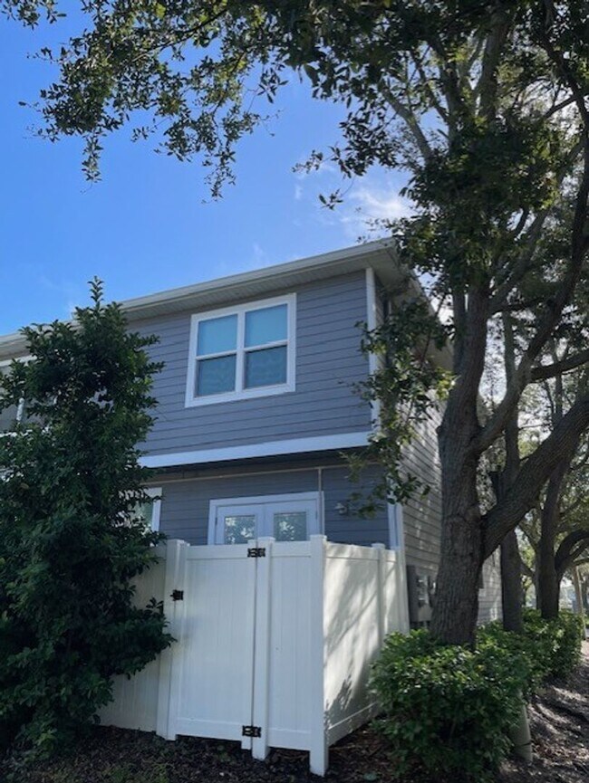 Foto del edificio - 2 Bedroom 2 1/2 Bath Townhouse in ST, next to MacDill Air Force Base