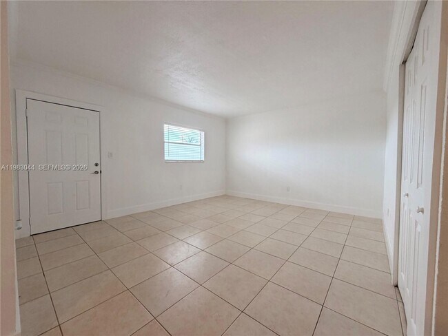 Building Photo - 1265 W 24th St