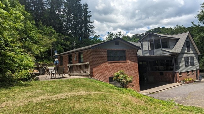 Charming 1 Bedroom Apartment located in beautiful Sylva NC $950 a month-available July 1st - Charming 1 Bedroom Apartment located in beautiful Sylva NC $950 a month-available July 1st