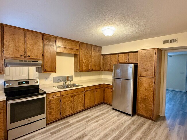 Building Photo - Two bed, 1.5 bath townhome in Graham