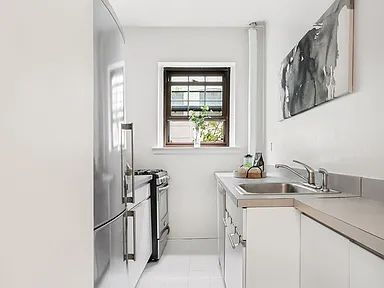 Building Photo - Oversized one-bedroom apartment within walking distance of historic churches, courthouses, Trader...