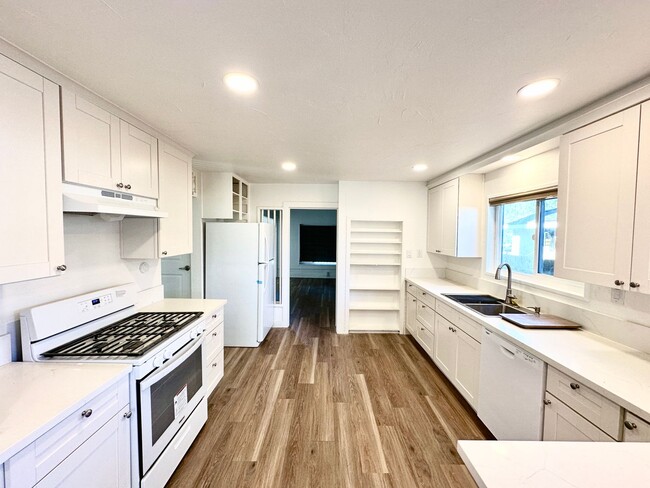 Building Photo - Newly Remodeled DOWNTOWN PASO Single Famil...