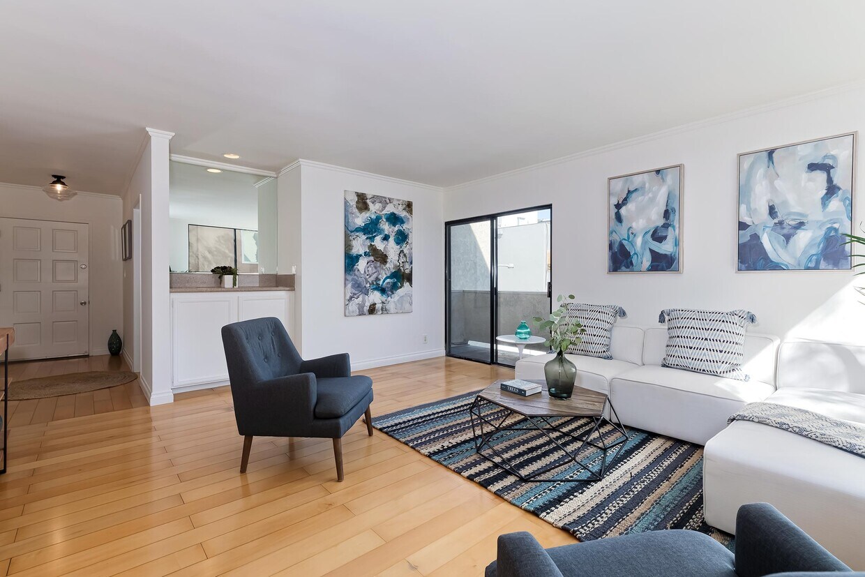 Living room - 530 S Barrington Ave