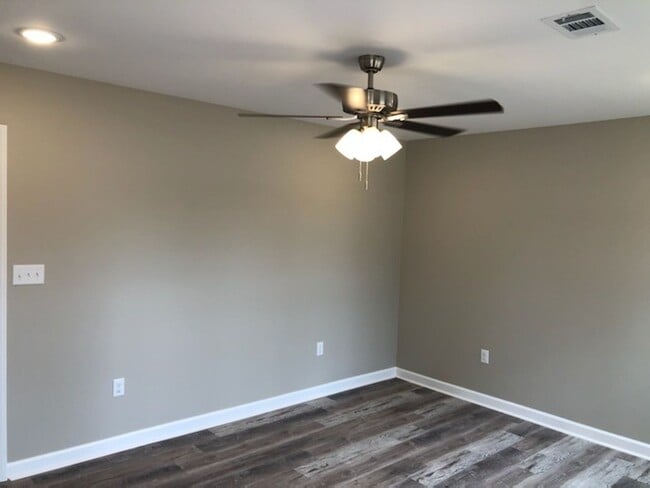 Building Photo - 3 Bed 1 Bath Home - Move in June