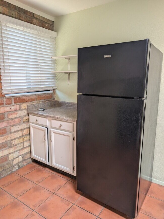 Foto del edificio - 2 Bedroom 1 bath with exposed brick