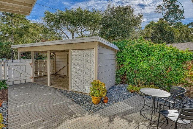 Foto del edificio - Charming Furnished Two Bedroom Cottage in Carmel-by-the-Sea