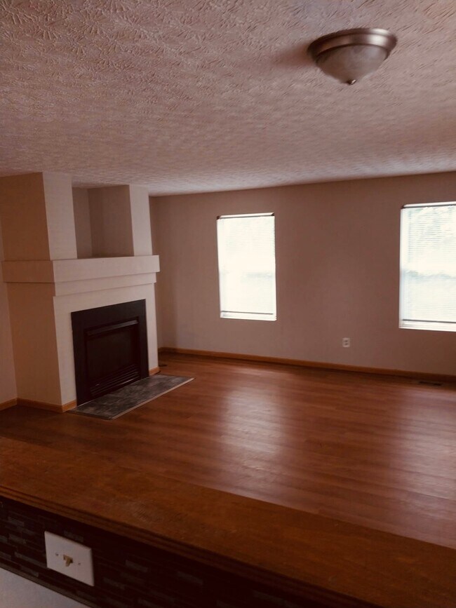 Building Photo - 493 Wellsleyglen Dr