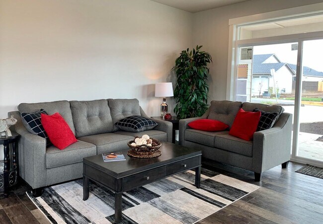 Foto del edificio - Large 4 bedroom in Redmond, new listing!  A/C!