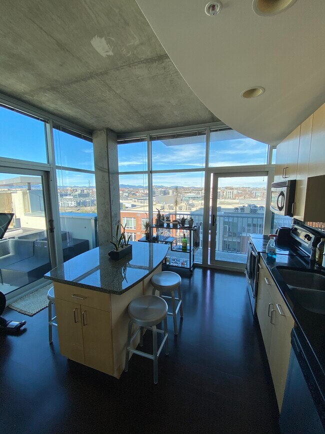 Building Photo - 1700 Bassett St