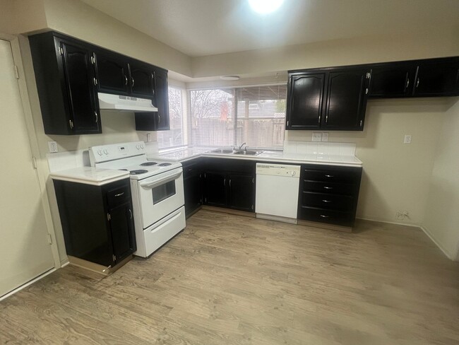 Photo - 1040 E Donna Dr House