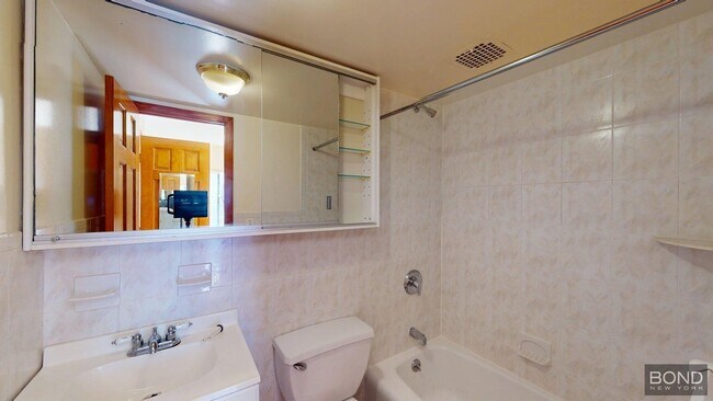Foto del edificio - 317 W 107th St