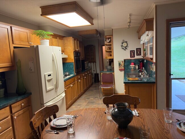 Cocina luminosa y abierta con amplio espacio para preparar una excelente comida y compartir con familiares/amigos. - 1121 Linville Creek Rd