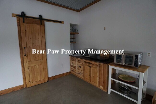 Foto del edificio - Super Cute, Short Term (SIX MONTHS) Fully Furnished Barndominum in Bailey!!