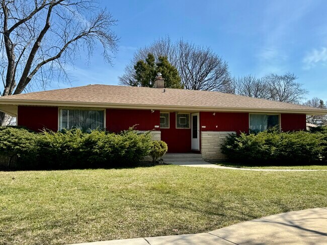 ¡Bienvenido a casa! - 2670 N 116th St