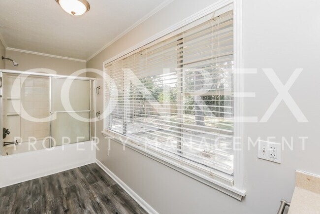 Building Photo - Large Home with Split Floor Plan in Jackso...