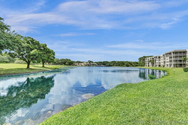 Building Photo - 9470 Poinciana Pl
