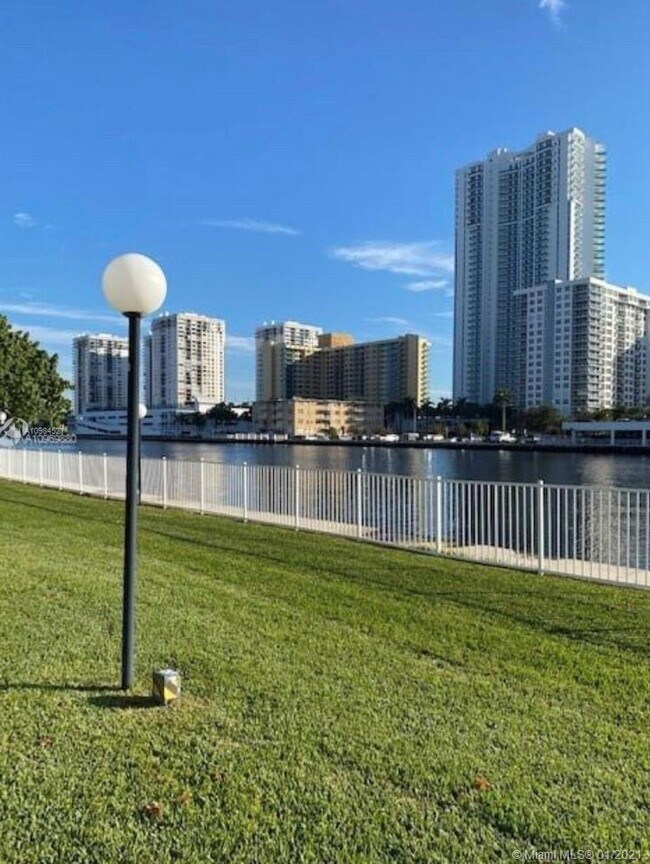Foto del edificio - 800 Parkview Dr