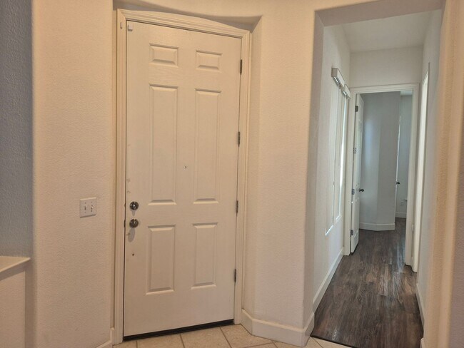 Foto del edificio - Coming Soon Beautiful 4 bedroom plus office with 3 Full bathrooms