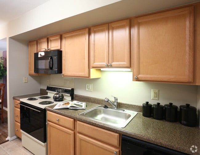 Colonial Crest Apartments Apartments in Emmaus, PA